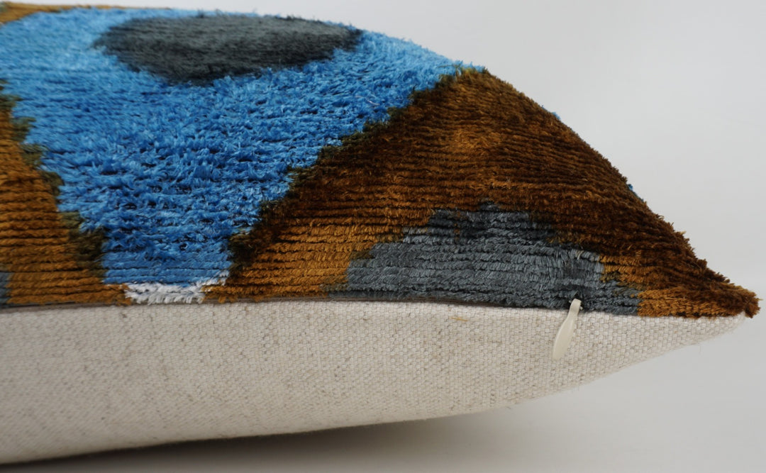 Seidenkissen 50×50 mit Retro-Dots in Hellblau, Petrol und Braun; Vorderseite 100 % Seide (Silk-Velvet), Rückseite Baumwolle/Leinen.