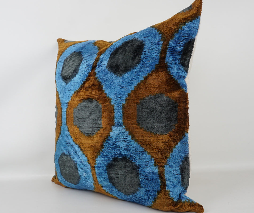Seidenkissen 50×50 mit Retro-Dots in Hellblau, Petrol und Braun; Vorderseite 100 % Seide (Silk-Velvet), Rückseite Baumwolle/Leinen.