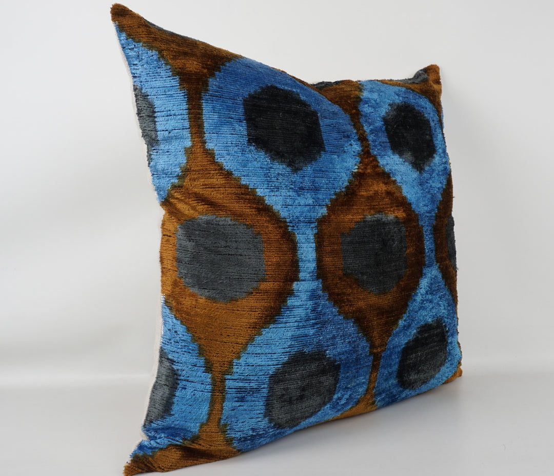 Seidenkissen 50×50 mit Retro-Dots in Hellblau, Petrol und Braun; Vorderseite 100 % Seide (Silk-Velvet), Rückseite Baumwolle/Leinen.