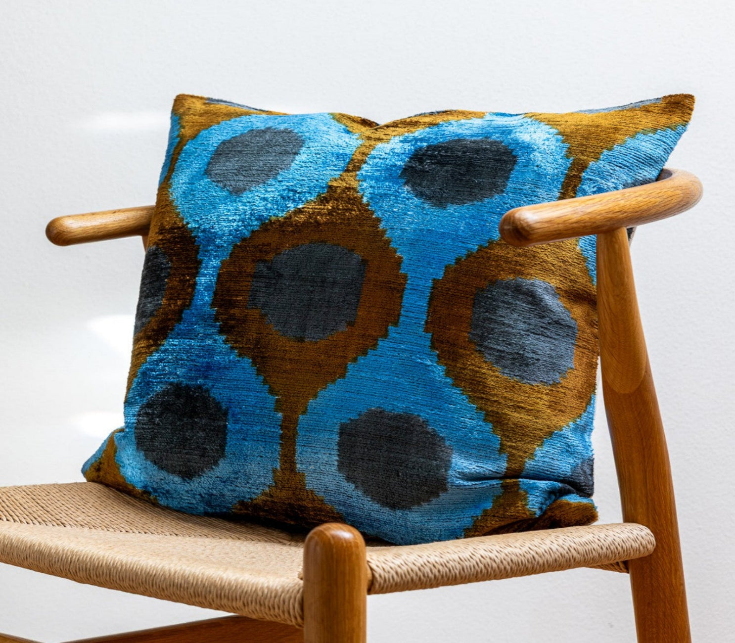 Silk-Velvet-Kissenhuelle-50x50-Retro-Dots-Hellblau-Petrol-Braun-100_Seide-premium-dekokissen-seidenkissen-designkissen-stehend