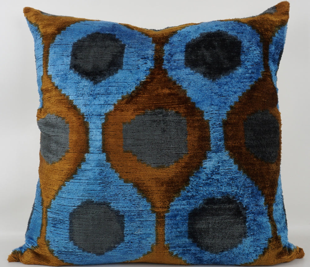 Seidenkissen 50×50 mit Retro-Dots in Hellblau, Petrol und Braun; Vorderseite 100 % Seide (Silk-Velvet), Rückseite Baumwolle/Leinen.