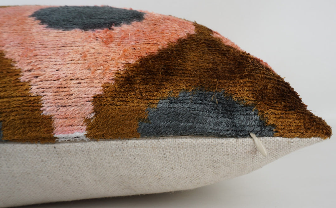 Seidenkissen 50×50 mit Retro-Dots in Lachs, Haselbraun und Petrol; Vorderseite 100 % Seide (Silk-Velvet), Rückseite Baumwolle/Leinen.