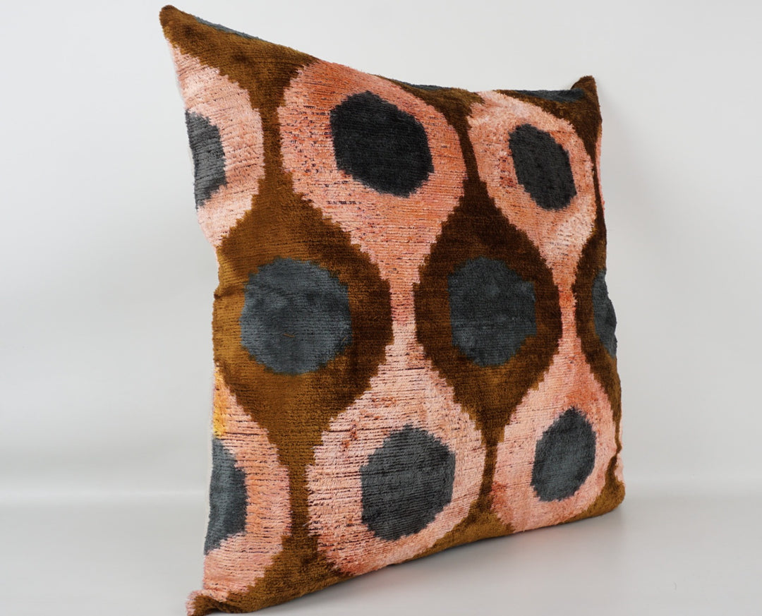 Seidenkissen 50×50 mit Retro-Dots in Lachs, Haselbraun und Petrol; Vorderseite 100 % Seide (Silk-Velvet), Rückseite Baumwolle/Leinen.