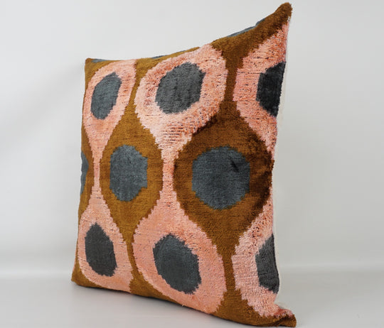 Seidenkissen 50×50 mit Retro-Dots in Lachs, Haselbraun und Petrol; Vorderseite 100 % Seide (Silk-Velvet), Rückseite Baumwolle/Leinen.