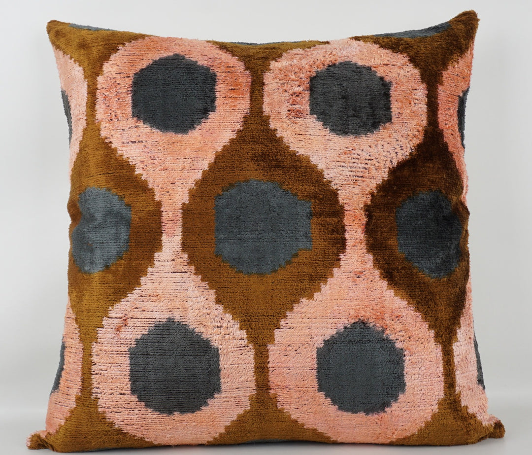 Seidenkissen 50×50 mit Retro-Dots in Lachs, Haselbraun und Petrol; Vorderseite 100 % Seide (Silk-Velvet), Rückseite Baumwolle/Leinen.