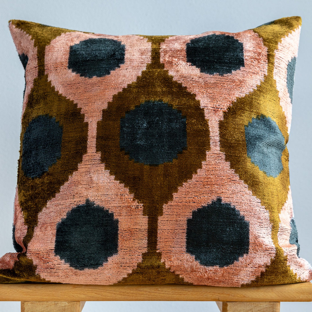 Silk-Velvet-Kissenhuelle-50x50-Retro-Dots-Lachs-Haselbraun-Petrol-100_Seide-premium-dekokissen-seidenkissen-designkissen