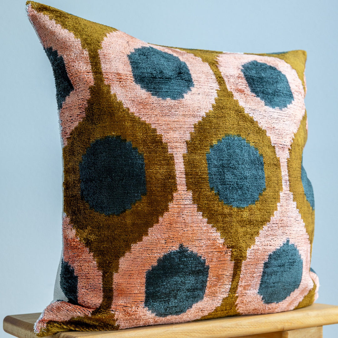 Silk-Velvet Kissenhülle 50×50cm – Retro Dots Lachs &amp; Braun