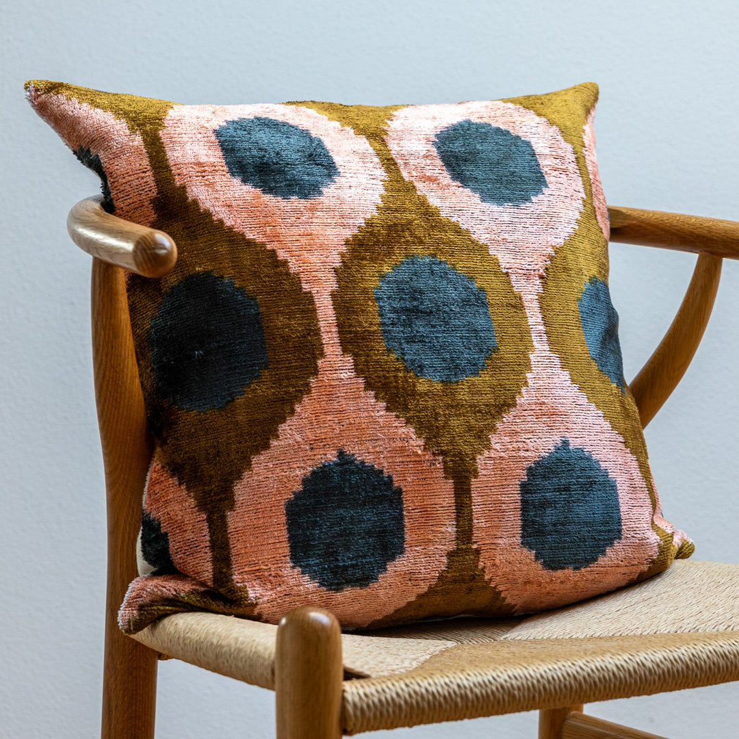 Silk-Velvet Kissenhülle 50×50cm – Retro Dots Lachs &amp; Braun