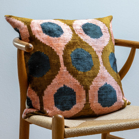 Silk-Velvet Kissenhülle 50×50cm – Retro Dots Lachs &amp; Braun
