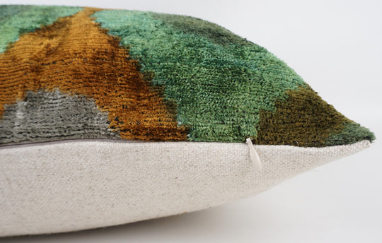 Seidenkissen 50×50 mit Retro-Dots in Mint- und Brauntönen; Vorderseite aus 100 % Seide (Silk-Velvet), Rückseite aus Baumwolle/Leinen.
