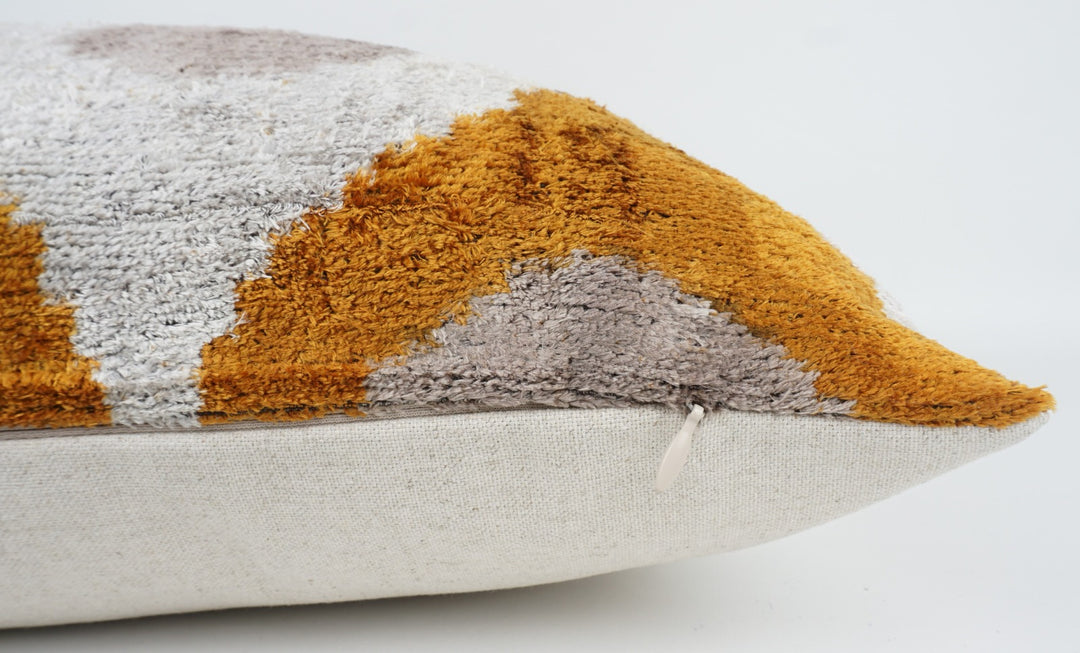 Seidenkissen 50×50 mit Retro-Dots in Safran, Greige und Offwhite; Vorderseite aus 100 % Seide (Silk-Velvet), Rückseite aus Baumwolle/Leinen.