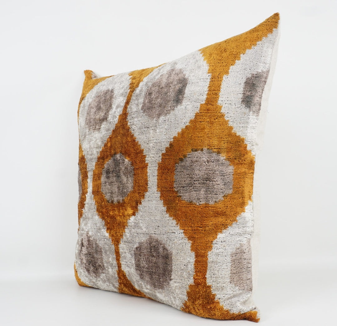 Seidenkissen 50×50 mit Retro-Dots in Safran, Greige und Offwhite; Vorderseite aus 100 % Seide (Silk-Velvet), Rückseite aus Baumwolle/Leinen.