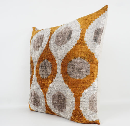 Seidenkissen 50×50 mit Retro-Dots in Safran, Greige und Offwhite; Vorderseite aus 100 % Seide (Silk-Velvet), Rückseite aus Baumwolle/Leinen.