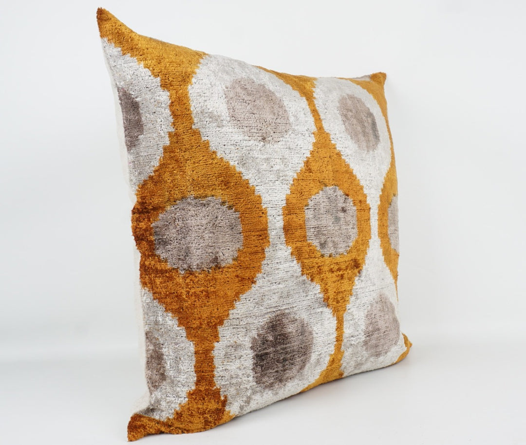 Seidenkissen 50×50 mit Retro-Dots in Safran, Greige und Offwhite; Vorderseite aus 100 % Seide (Silk-Velvet), Rückseite aus Baumwolle/Leinen.