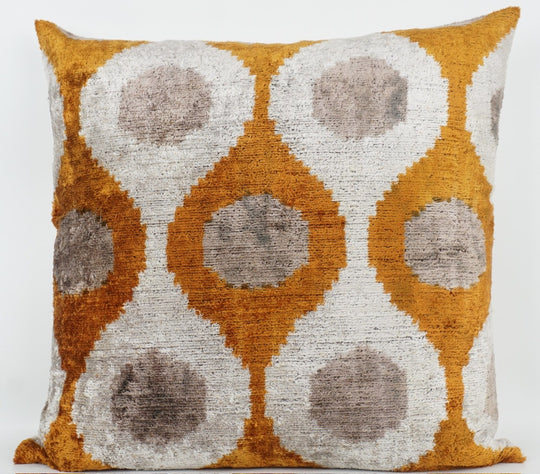 Seidenkissen 50×50 mit Retro-Dots in Safran, Greige und Offwhite; Vorderseite aus 100 % Seide (Silk-Velvet), Rückseite aus Baumwolle/Leinen.