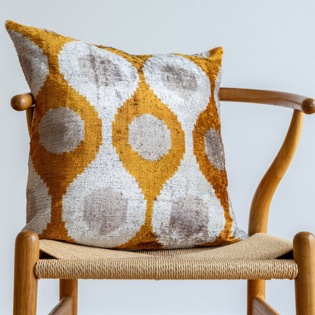Silk-Velvet-Kissenhuelle-50x50-Retro-Dots-Safran-Greige-Offwhite