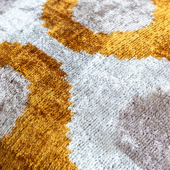 Silk-Velvet-Kissenhuelle-50x50-Retro-Dots-Safran-Greige-Offwhite