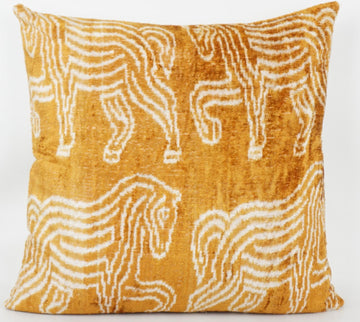Silk/Velvet Kissenhülle 50×50cm – Zebramuster Safran & Offwhite
