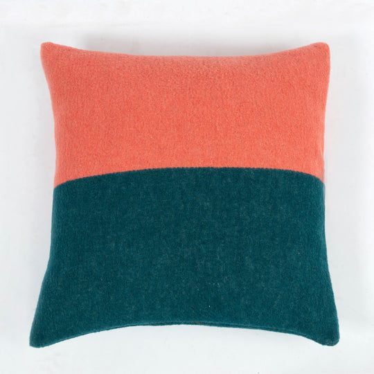 Wollkissen 45x45cm Halb/Halb-Streifen in Orange-Petrolgrün