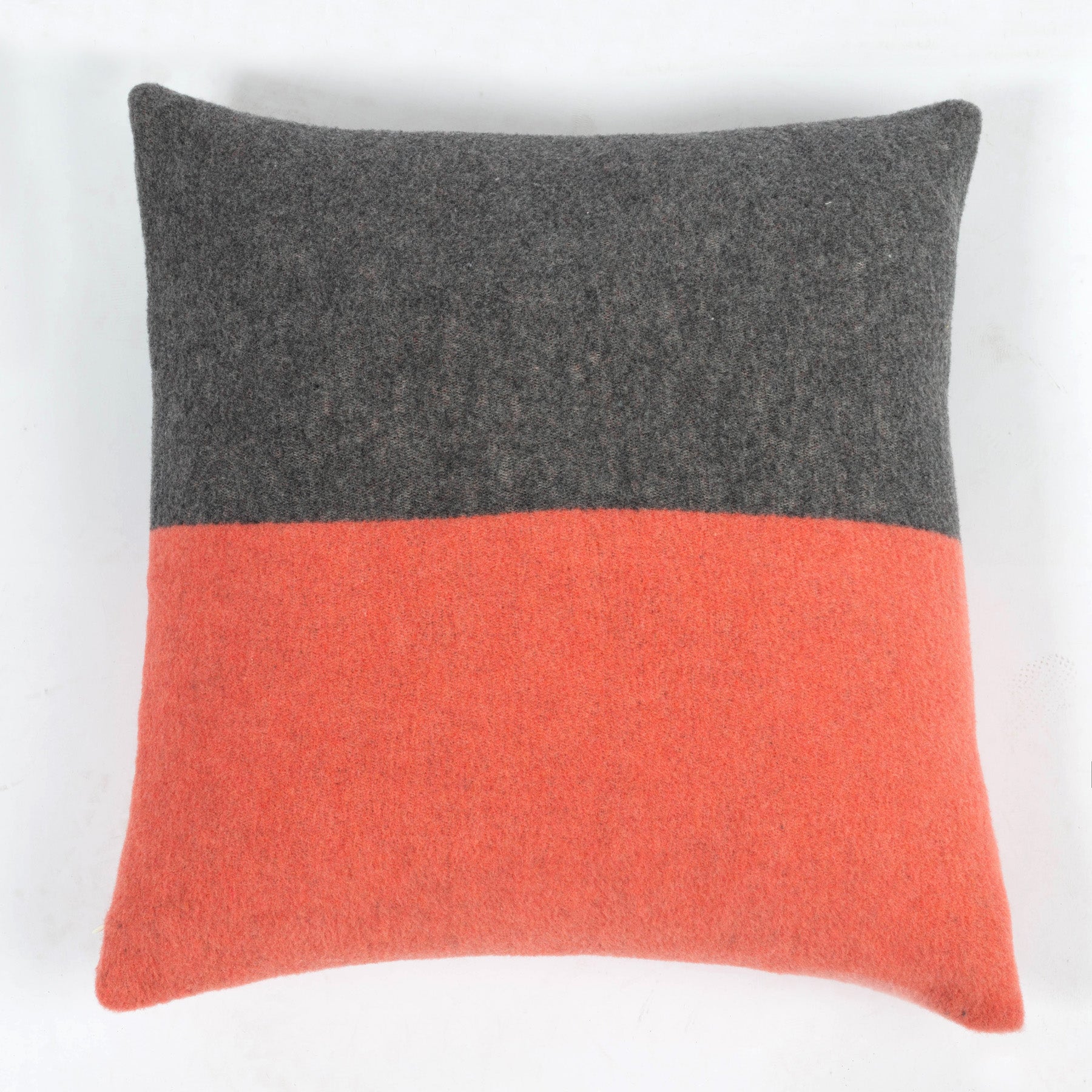 Wollkissen 45x45cm Halb/Halb-Streifen in Anthrazite-Grau-Koralle-Lachsrosa