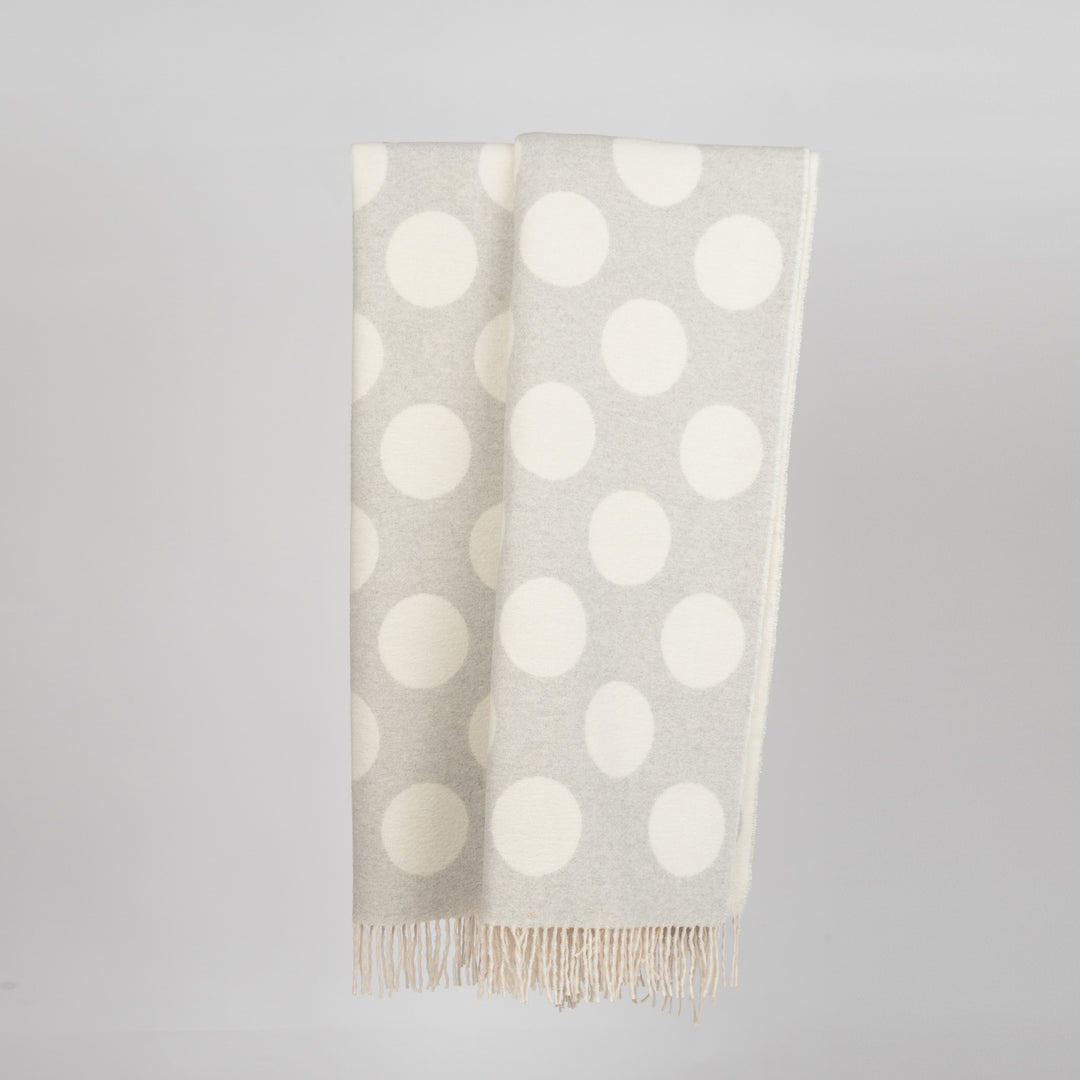 Wolldecke 150x195cm mit Punktemuster in Hellgrau-Offwhite