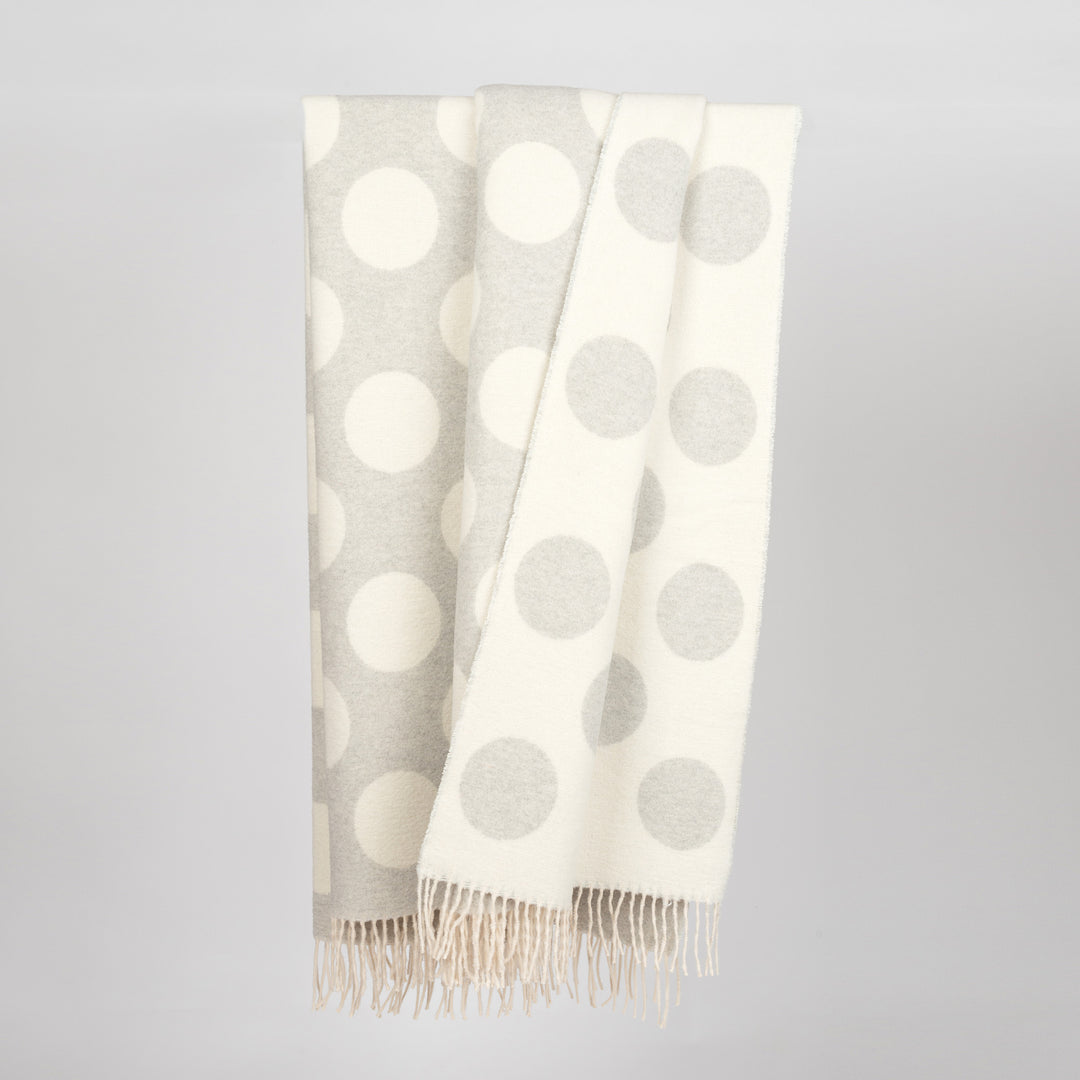 Wolldecke 150x195cm mit Punktemuster in Hellgrau-Offwhite