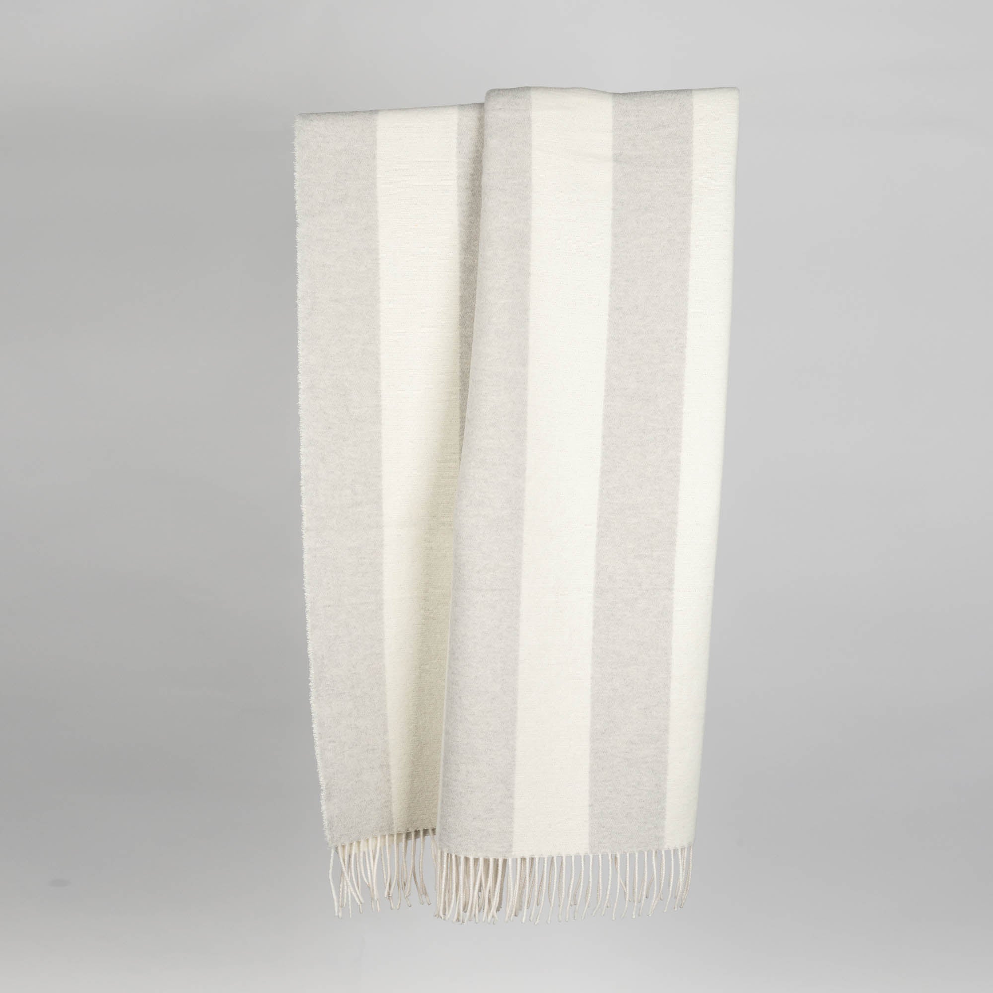 Wolldecke 150x195cm mit Streifenmuster in Perla-Grau-Offwhite