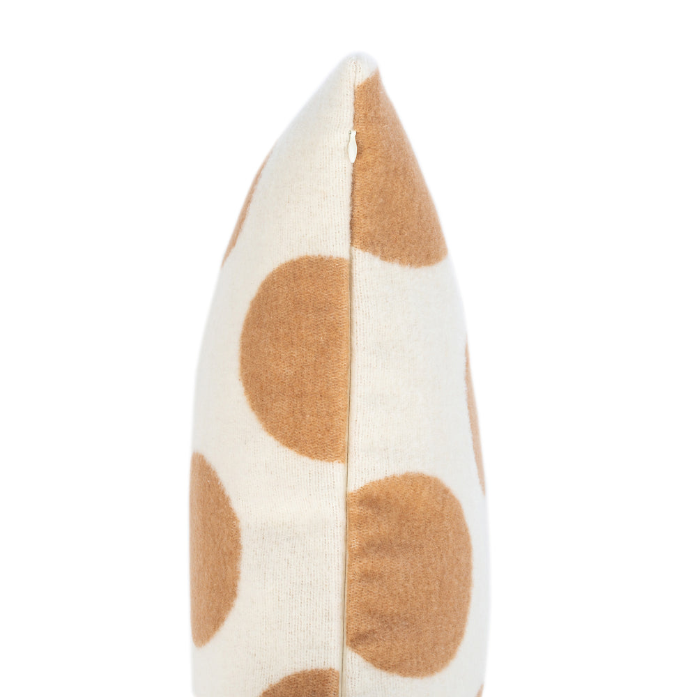 Wollkissen 45x45cm mit Punktmuster in Camelbraun-Offwhite