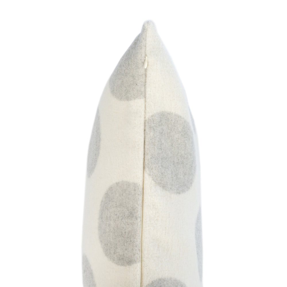Wollkissen 45x45cm mit Punktmuster in Hellgrau-Offwhite