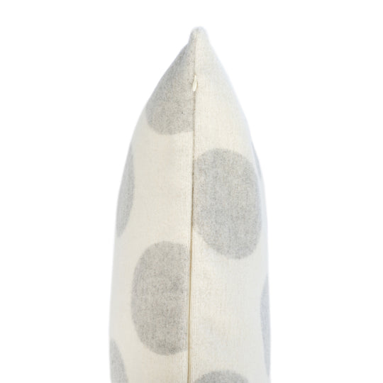 Wollkissen 45x45cm mit Punktmuster in Hellgrau-Offwhite