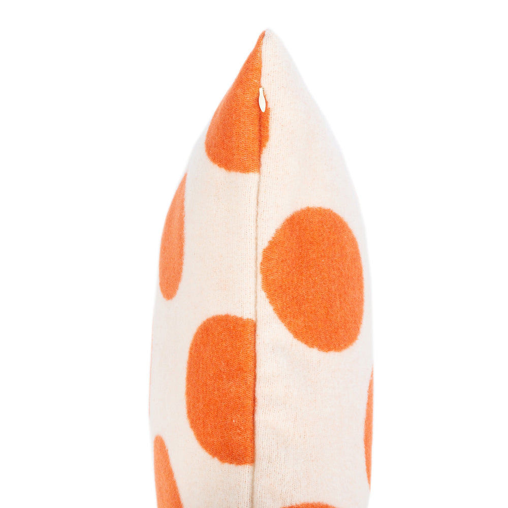 Wollkissen 45x45cm mit Punktmuster in Orange-Offwhite