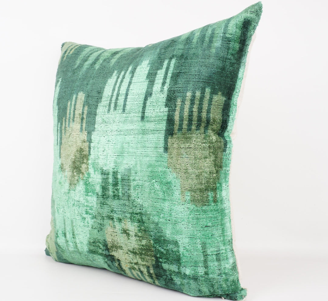 Seidenkissen 50x50cm mit Ikat-Waves-Muster in Mint, Petrol und Greige