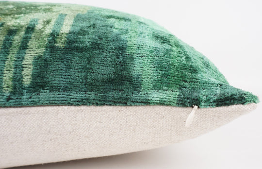 Seidenkissen 50x50cm mit Ikat-Waves-Muster in Mint, Petrol und Greige