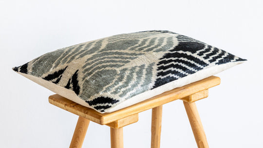 Silk/Velvet Kissenhülle 40x60cm Op-Art Wellen Offwhite Schwarz Grau