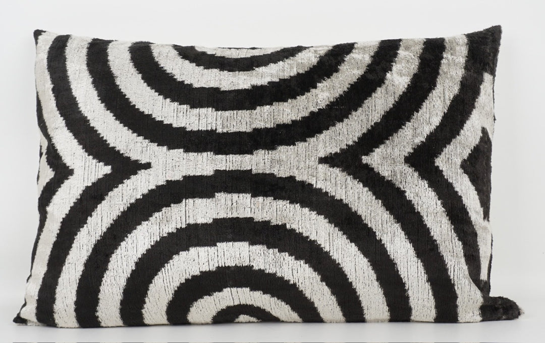 Seidenkissen 40x60 cm mit Bogenmuster in Offwhite-Schwarz