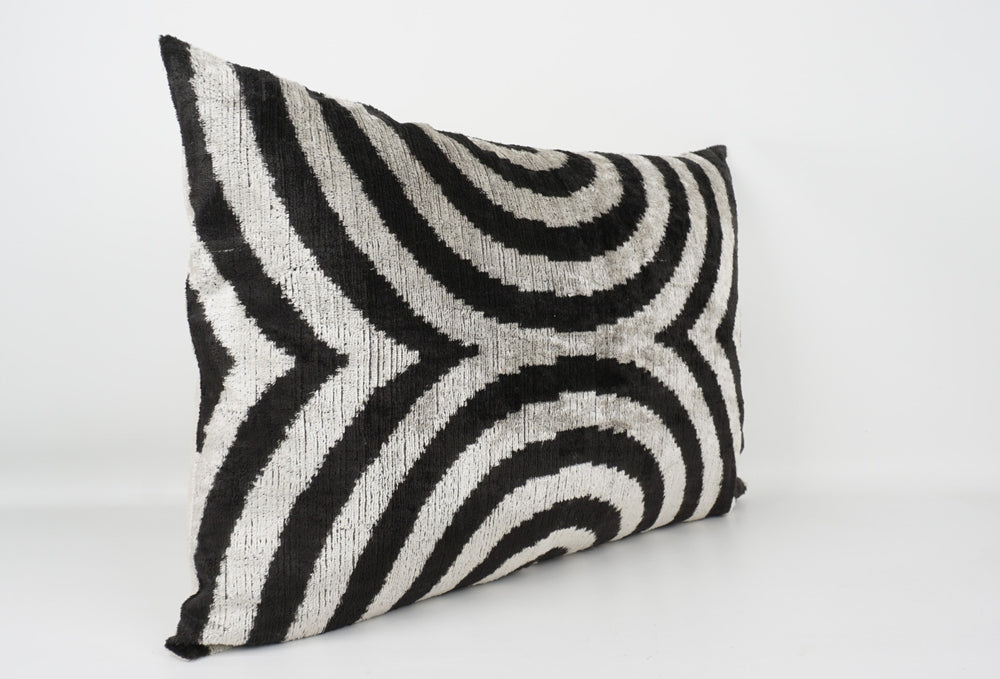 Seidenkissen 40x60 cm mit Bogenmuster in Offwhite-Schwarz