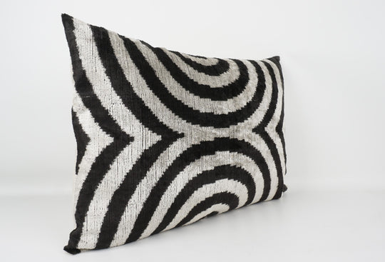 Seidenkissen 40x60 cm mit Bogenmuster in Offwhite-Schwarz