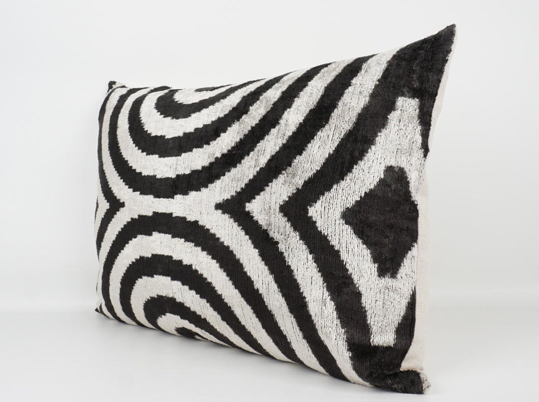 Seidenkissen 40x60 cm mit Bogenmuster in Offwhite-Schwarz