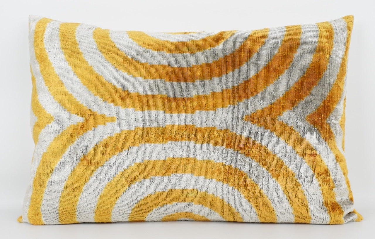Seidenkissen 40x60 cm mit Bogenmuster in Safran-Offwhite