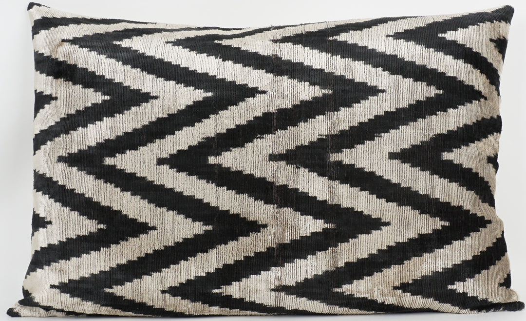 Seidenkissen 40x60cm mit Chevron in Offwhite und Schwarz
