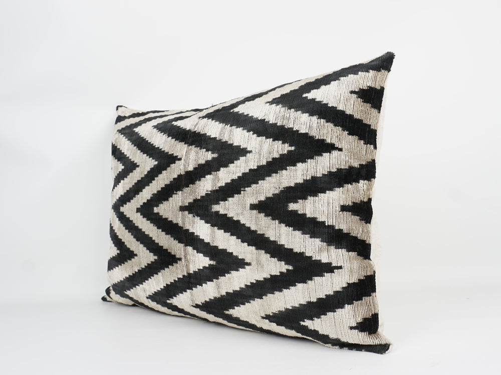 Seidenkissen 40x60cm mit Chevron in Offwhite und Schwarz
