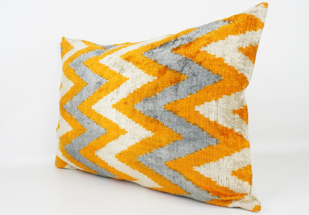 Seidenkissen 40x60 cm mit Chevron-Muster in Safran-Grau-Offwhite