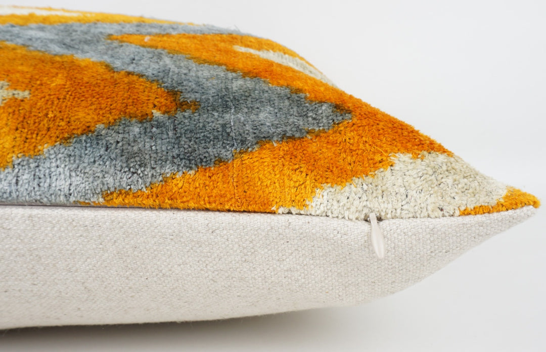 Seidenkissen 40x60 cm mit Chevron-Muster in Safran-Grau-Offwhite