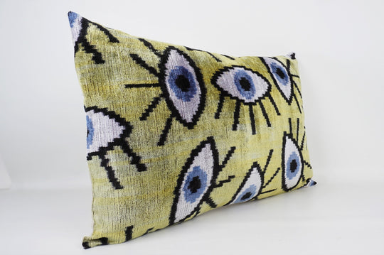 Seidenkissen 40x60cm mit Evil-Eye in Limettengrün, Schwarz &amp; Offwhite – Silk/Velvet