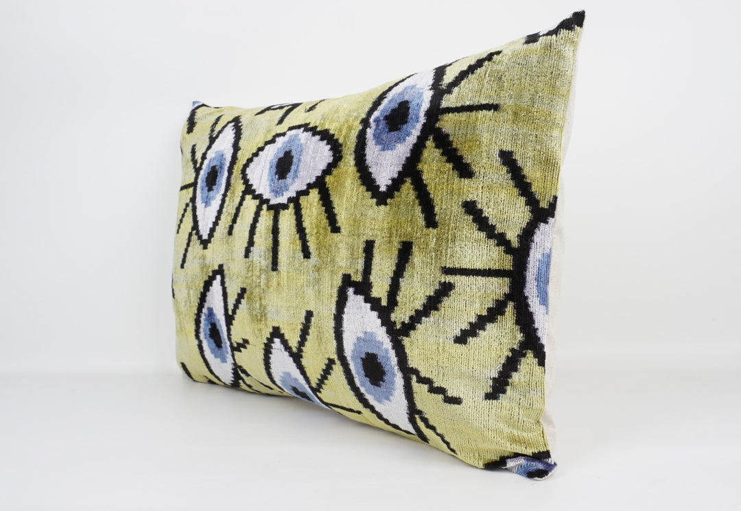 Seidenkissen 40x60cm mit Evil-Eye in Limettengrün, Schwarz &amp; Offwhite – Silk/Velvet