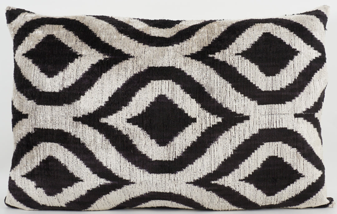 Seidenkissen 40x60cm mit Geometrie-Raute in Offwhite-Schwarz