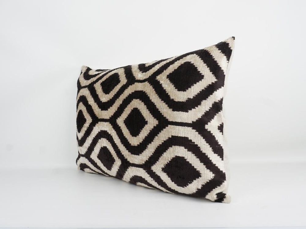 Seidenkissen 40x60cm mit Geometrie-Raute in Offwhite-Schwarz