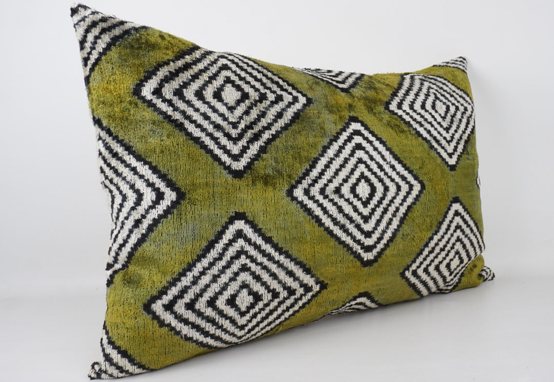 Seidenkissen 40x60cm mit Geometrie Rauten in Olivgrün-Offwhite-Schwarz