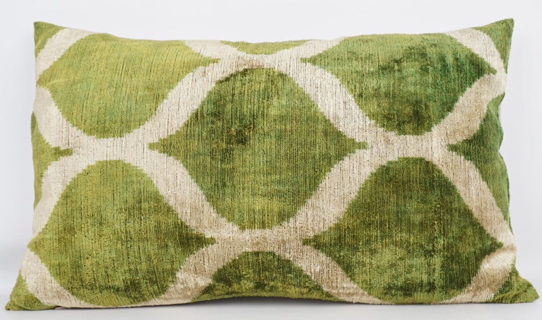 Seidenkissen 40x60 cm mit Grafik-Maze-Muster in Moosgrün-Offwhite