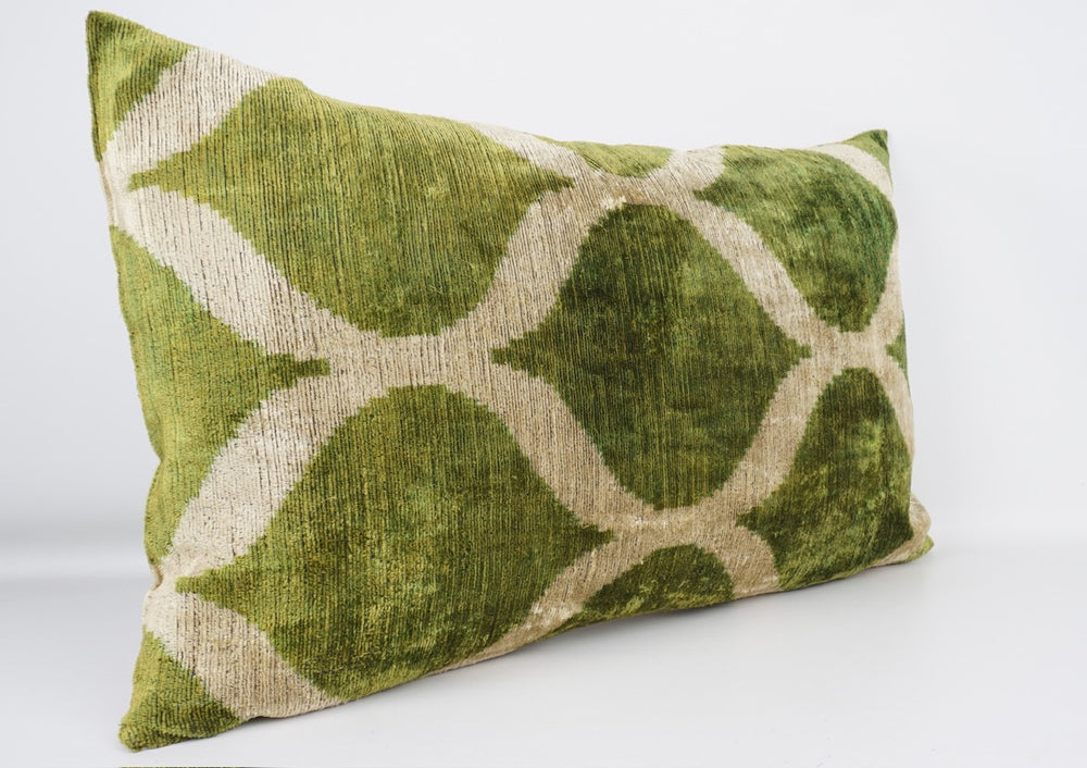 Seidenkissen 40x60 cm mit Grafik-Maze-Muster in Moosgrün-Offwhite